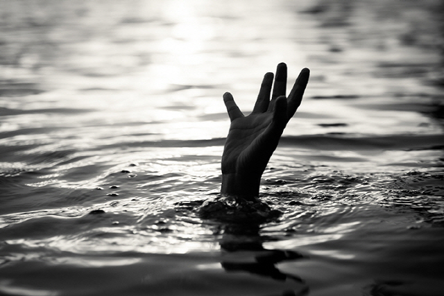 license : https://kr.123rf.com/photo_78420344_black-and-white-of-drowning-victims-hand-of-drowning-man-needing-help-failure-and-rescue-concept.html?downloaded=1