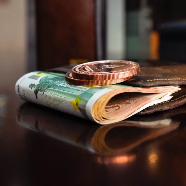 license : https://pixabay.com/ko/photos/%EC%A7%80%ED%8F%90-%EB%8F%99%EC%A0%84-%EC%9C%A0%EB%A1%9C-%ED%98%84%EA%B8%88-%ED%86%B5%ED%99%94-1396351/