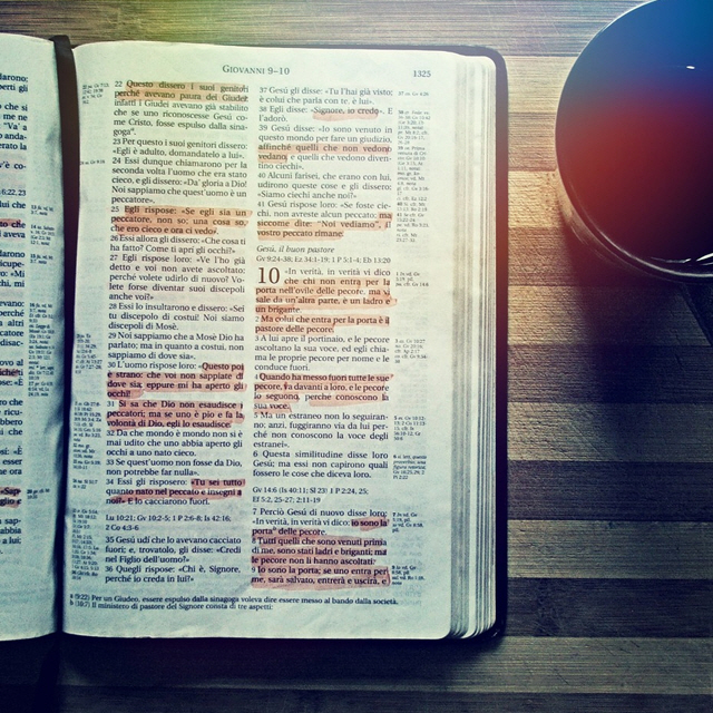 license : https://pixabay.com/ko/photos/%EC%84%B1%EA%B2%BD-%EC%BB%A4%ED%94%BC-%EB%8F%85%EC%84%9C-%EB%A7%88%EC%8B%9C%EB%8B%A4-276067/